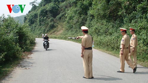 Cảnh sát giao thông Điện Biên tăng cường kiểm tra, kiểm soát giao thông.